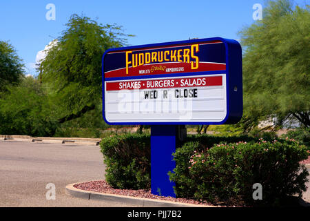 Fuddruckers, cuisine américaine, restauration rapide restaurant hamburger occasionnels sign in Tucson, AZ Banque D'Images