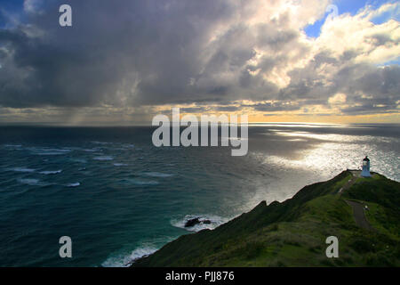 La tempête tropicale cyclone océan nuages au-dessus de l'océan Pacifique, avec des marins du cap Reinga Lighthouse vue de la Nouvelle-Zélande la plus au nord du point Banque D'Images