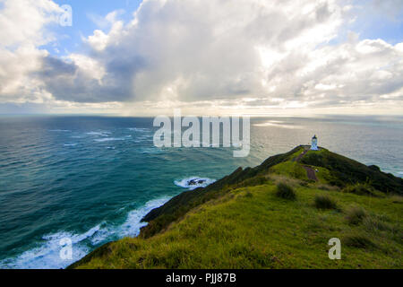 Beaux paysages de l'océan Pacifique avec le phare sur le haut de falaise, pic du cap Reinga light house, Northland, Nouvelle-Zélande, seasascape monument Banque D'Images