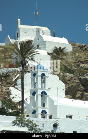 Grèce, la belle île de vacances d'iOS. Chapelles sur une colline à côté du vieux village. Bleu ciel et espace de copie. Banque D'Images