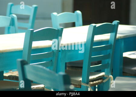 Grèce, la jolie île de Folegandros. Chaises de Taverna disposées de façon aléatoire autour d'une table. Design traditionnel, style et simplicité. Banque D'Images