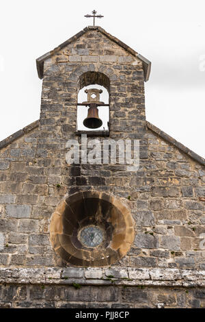 Détail clocher de la vieille église de Santiago à Roncesvalles, arrêt obligatoire pour tous les pèlerins qui font le chemin de Saint Jacques. Navarre Spa Banque D'Images