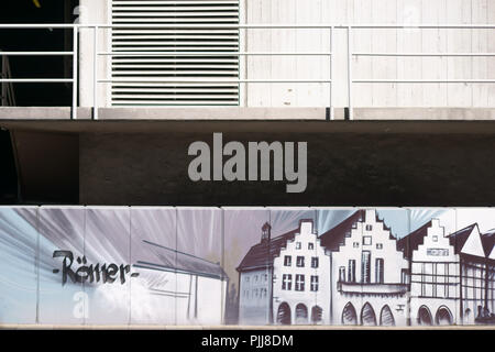 Francfort, Allemagne - le 11 août 2018 : un mur de béton peint sur un bâtiment de l'aéroport de Francfort avec le dessin de bâtiments historiques de l'Römerbe Banque D'Images