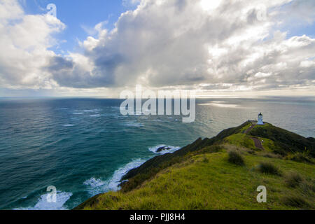 Superbe vue panoramique sur le paysage marin avec le phare sur le sommet de la colline, dans le sud de l'océan Pacifique, du cap Reinga Lighthouse magnifique éclairage solaire Banque D'Images