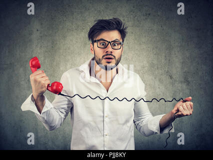 La réception de l'homme nouvelle choquante sur un téléphone et à la peur avec at camera Banque D'Images