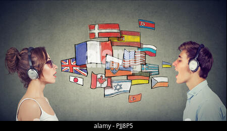 Jeune femme et l'homme dans l'apprentissage des langues différentes casque communiquant à travers l'interprétation simultanée Banque D'Images