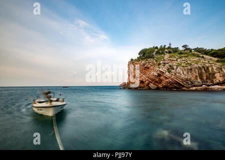 Technique d'exposition longue de petit bateau de mer à l'aube, le navire est attachés avec une corde, tranquille avec seascape beau ciel au Monténégro, Mer Adriatique Banque D'Images