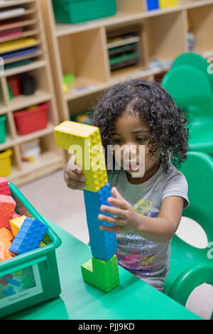 Houston, Texas - un enfant dans les deux ans du Centre communautaire de classe Wesley programme d'éducation de la petite enfance. Banque D'Images