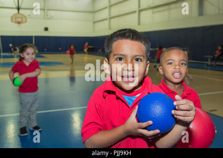 Houston, Texas - quatre ans dans la salle de sport au cours de Wesley Community Centre Programme d'éducation de la petite enfance. Banque D'Images