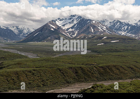 Vue de l'East Fork River à travers la toundra de l'Alaska avec les montagnes dans le parc national Denali en Alaska. Le Parc National Denali et préserver comprend 6 millions d'acres de nature sauvage de l'intérieur de l'Alaska. Banque D'Images