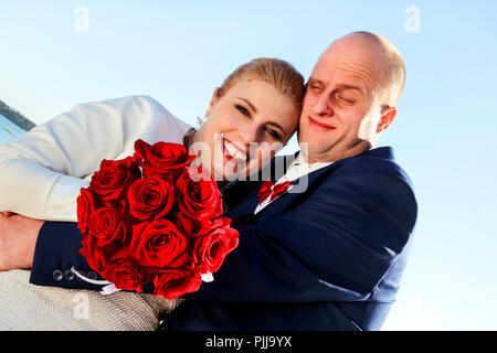 Mariage. Jour de mariage heureux couple. Mariée avec un bouquet de roses. Close up d'un jeune couple de mariage. Banque D'Images
