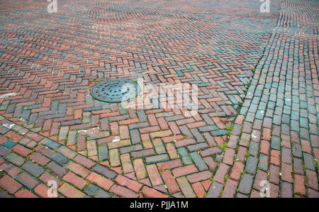 Old Brick street avec un couvercle qui est bien usé Banque D'Images