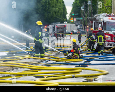 Les camions d'incendie de secours et les pompiers sur les lieux de l'incendie de la ville de Vancouver. Banque D'Images