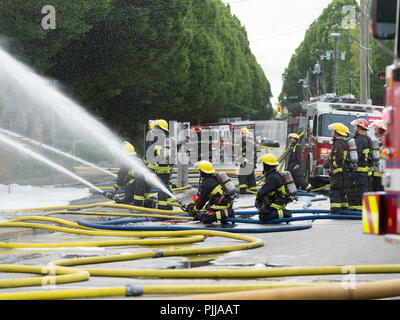 Les camions d'incendie de secours et les pompiers sur les lieux de l'incendie de la ville de Vancouver. Banque D'Images