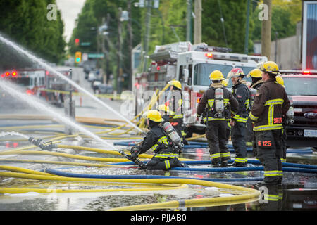 Les camions d'incendie de secours et les pompiers sur les lieux de l'incendie de la ville de Vancouver, Banque D'Images