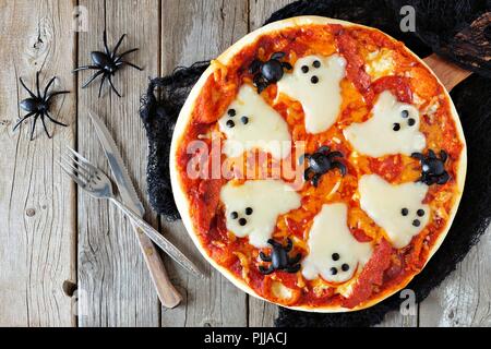 Pizza Halloween scène ci-dessus avec un décor sur fond de bois rustique Banque D'Images