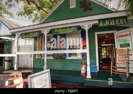 Key West, Floride, USA - 1 septembre 2018 : perroquet vert dans la vieille ville de Key West, Floride. Pour un usage éditorial. Banque D'Images