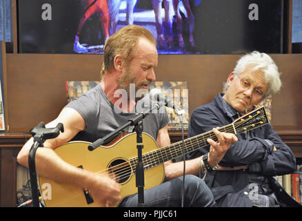 New York, NY. Sting se joint à son ami Bill Jacklin pour son livre de signature au magasin Rizzoli centre-ville de Manhattan. Le 24 mai 2016. @ Veronica Bruno / Alamy Banque D'Images