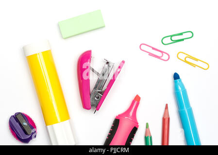 Articles de papeterie scolaire et de bureau sur fond blanc disposés au hasard y compris crayon, stylo, ciseaux Banque D'Images