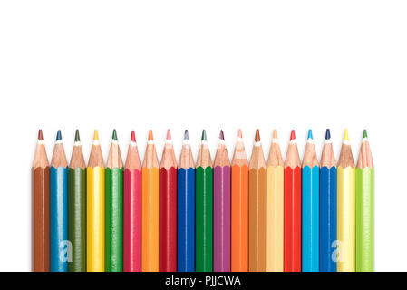 Crayon à colorier. ligne crayons disposés au hasard dans une ligne sur fond blanc Banque D'Images