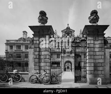 Trinity Lane entrée de Clare College Cambridge Banque D'Images