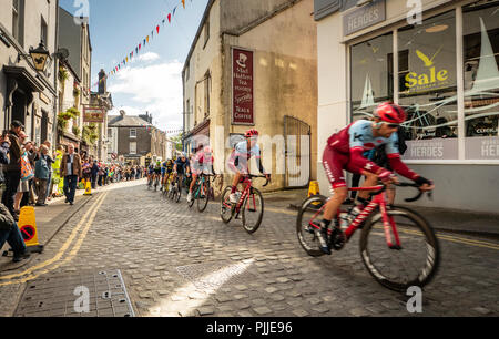 Ulverston, UK. 7 septembre 2018. Le groupe de tête dans le Tour de Bretagne à Ulverston, Cumbria. Crédit : Rob Sutherland/Alamy Live News Banque D'Images