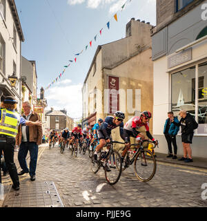 Ulverston, UK. 7 septembre 2018. Le groupe principal qui traverse Ulverston, Cumbria, au Tour de Grande-Bretagne 2018 Crédit : Rob Sutherland/Alamy Live News Banque D'Images