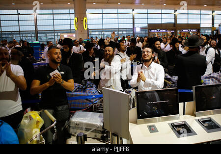 Tel Aviv, Israël. Sep 6, 2018. Les hommes juifs ultra-orthodoxes de Bratslav sect danser et chanter comme ils vérifier pour les vols à destination de la ville ukrainienne de l'aéroport international Ben-Gurion à Ouman près de Tel Aviv, Israël, le 6 septembre 2018. Sur le Nouvel An juif en septembre, des dizaines de milliers de juifs religieux s'envoleront à Ouman pour prier sur la tombe de Rabbi Nahman de Bratslav, qui a fondé le mouvement juif hassidique nommé d'après lui à la fin du 18e siècle. Credit : Gil Cohen Magen/Xinhua/Alamy Live News Banque D'Images