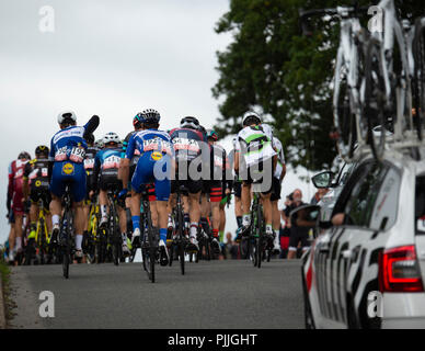 Furness, UK. 7 septembre 2018. Les coureurs de l'équipe Quickstep sur prendre quelques rafraîchissements avant de descendre à Keswick Crédit : STEPHEN FLEMING/Alamy Live News Banque D'Images