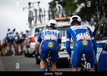 Furness, UK. 7 septembre 2018. Les coureurs de l'équipe Quickstep sur prendre quelques rafraîchissements avant de descendre à Keswick Crédit : STEPHEN FLEMING/Alamy Live News Banque D'Images