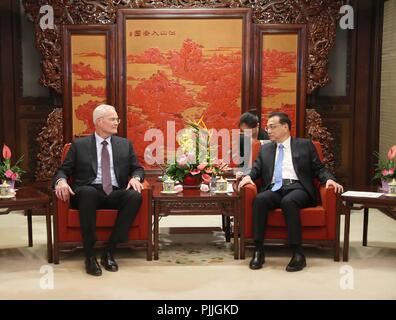Beijing, Chine. Sep 7, 2018. Le Premier ministre chinois Li Keqiang (R, à l'avant) se réunit avec Darren Woods, président et chef de la direction d'ExxonMobil, à Beijing, capitale de Chine, le 7 septembre 2018. Credit : Liu Weibing/Xinhua/Alamy Live News Banque D'Images