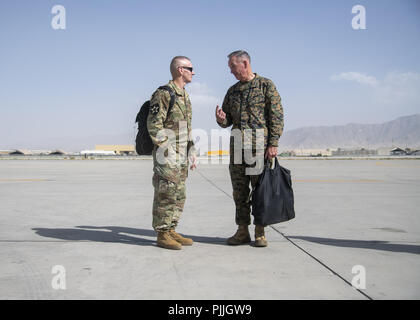 Marine Corps général Joe Dunford, président de l'état-major des armées, le commandement de l'Armée parle avec le Sgt. Le major John W. Troxell, premier conseiller du président s'engage sur l'état-major interarmées à Bagram Airfield, 7 septembre 2018. Sep 7, 2018. (DoD Photo par Marine Maître de 1ère classe Dominique A. Pineiro) US Joint le personnel par globallookpress.com : Crédit personnel interarmées des États-Unis/Fédération de regarder/ZUMA/Alamy Fil Live News Banque D'Images