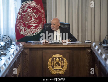 Le Secrétaire de la Défense James N. Mattis et Marine Corps général Joe Dunford, chef d'état-major interarmées, rencontrez le président Afghan Ashraf Ghani à la présidentielle afghane Office building, Kaboul, Afghanistan, 7 septembre 2018. Sep 7, 2018. (DoD Photo par Marine Maître de 1ère classe Dominique A. Pineiro) US Joint le personnel par globallookpress.com : Crédit personnel interarmées des États-Unis/Fédération de regarder/ZUMA/Alamy Fil Live News Banque D'Images