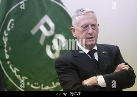 Le Secrétaire de la Défense James N. Mattis et Marine Corps général Joe Dunford, chef d'état-major interarmées, rencontrez le président Afghan Ashraf Ghani à la présidentielle afghane Office building, Kaboul, Afghanistan, 7 septembre 2018. Sep 7, 2018. (DoD Photo par Marine Maître de 1ère classe Dominique A. Pineiro) US Joint le personnel par globallookpress.com : Crédit personnel interarmées des États-Unis/Fédération de regarder/ZUMA/Alamy Fil Live News Banque D'Images