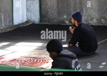 Patra, Achaïe, Grèce. Mar 29, 2018. Les réfugiés vu prier dans un temple de fortune abandonné à un marchand.Les Migrants et les réfugiés à trouver refuge dans un camp de fortune qu'ils ont pris à un ancien marchand à côté de port de Patras. Le port de la ville est devenue un important point de départ pour les sans-papiers et les réfugiés qui tentent de se rendre en Italie et de là à d'autres pays en Europe. Essayez les migrants pour accéder au port et se cachent dans les camions en attente d'être envoyé à l'Italie par ferry. Menelaos Crédit : Michalatos SOPA/Images/ZUMA/Alamy Fil Live News Banque D'Images