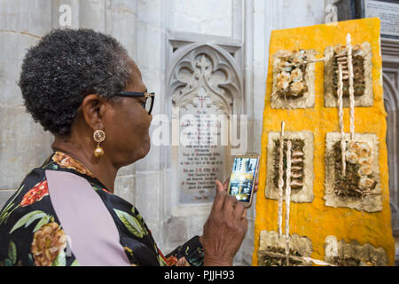 Winchester, Hampshire, Royaume-Uni. 30Th Jun 2018. Des milliers d'Illumination visite Fête des Fleurs du 5 au 9 septembre pour voir plus de 50 000 fleurs et 400 variations différentes de fleurs et feuillage dans la cathédrale de Winchester - le parfum et la couleur évoquant les sens comme visiteurs flânerie. Une superbe gamme d'arrangements floraux inspirés par la magnifique Bible de Winchester, la plus grande et plus belle 12ème siècle survivant English Bible. Credit : Carolyn Jenkins/Alamy Live News Banque D'Images