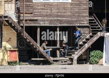 Patra, Achaïe, Grèce. Mar 29, 2018. Les réfugiés ayant vu le déjeuner dans un bâtiment à un ancien marchand où les réfugiés et les migrants trouvent abri.Les Migrants et les réfugiés à trouver refuge dans un camp de fortune qu'ils ont pris à un ancien marchand à côté de port de Patras. Le port de la ville est devenue un important point de départ pour les sans-papiers et les réfugiés qui tentent de se rendre en Italie et de là à d'autres pays en Europe. Essayez les migrants pour accéder au port et se cachent dans les camions en attente d'être envoyé à l'Italie par ferry. Menelaos Crédit : Michalatos SOPA/Images/ZUMA/Alamy Fil Live News Banque D'Images