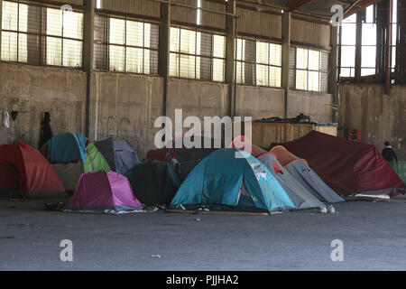 Patra, Achaïe, Grèce. Mar 29, 2018. Tentes appartenant aux réfugiés et migrants vu à un ancien marchand.Les Migrants et les réfugiés à trouver refuge dans un camp de fortune qu'ils ont pris à un ancien marchand à côté de port de Patras. Le port de la ville est devenue un important point de départ pour les sans-papiers et les réfugiés qui tentent de se rendre en Italie et de là à d'autres pays en Europe. Essayez les migrants pour accéder au port et se cachent dans les camions en attente d'être envoyé à l'Italie par ferry. Menelaos Crédit : Michalatos SOPA/Images/ZUMA/Alamy Fil Live News Banque D'Images