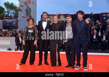 Venise, Italie. 07Th Nov, 2018. 75e Festival du Film de Venise, le tapis rouge du film 'One Nation One King'. Sur la photo : Noémie Lvovsky, Laurent Lafitte, Céline Sallette, Pierre Schoeller, Louis Garrel : Crédit Photo Agency indépendante/Alamy Live News Banque D'Images