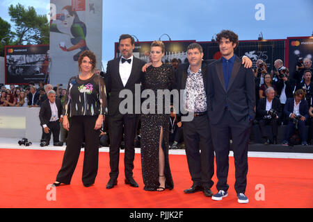 Venise, Italie. 07Th Nov, 2018. 75e Festival du Film de Venise, le tapis rouge du film 'One Nation One King'. Sur la photo : Noémie Lvovsky, Laurent Lafitte, Céline Sallette, Pierre Schoeller, Louis Garrel : Crédit Photo Agency indépendante/Alamy Live News Banque D'Images