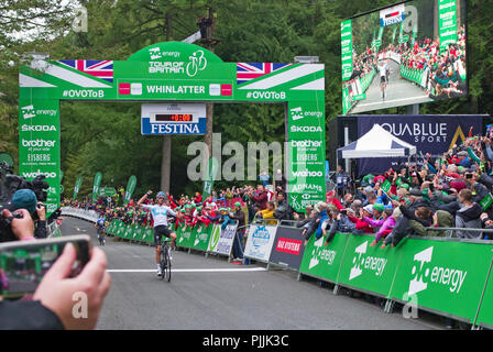 Whinlatter, Cumbria, Royaume-Uni. 7 septembre 2018, le vélo Tour of Britain, l'étape 6. Acclamé par des foules de spectateurs enthousiastes qui avaient été en mesure de suivre le déroulement de la course en direct sur grand écran, Wout Poels de l'équipe Sky les poinçons l'air de triomphe alors qu'il franchit la ligne d'arrivée de revendiquer la victoire de Whinlatter Centre des visiteurs, après le 2e de deux ascensions exténuantes de Whinlatter Pass, avec Julian Alaphilippe de Quick Step Parquet qui arrivait derrière pour prendre la deuxième place. Credit : Julie friteuse/Alamy Live News Banque D'Images