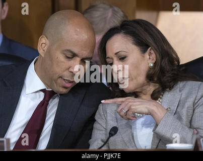 Washington, District de Columbia, Etats-Unis. Sep 7, 2018. Sénateurs américains Cory Booker (démocrate du New Jersey), à gauche, et Kamala Harris (démocrate de Californie) converser au cours de l'audience sur la nomination du juge Brett Kavanaugh devant le Comité judiciaire du Sénat sur sa nomination au poste de juge de la Cour suprême des États-Unis pour remplacer l'ancien juge Anthony Kennedy sur la colline du Capitole à Washington, DC le vendredi 7 septembre, 2018 Credit : Ron Sachs/CNP/ZUMA/Alamy Fil Live News Banque D'Images