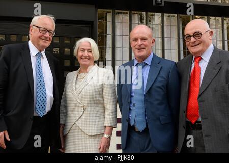 Glasgow, Royaume-Uni. 7 septembre 2018. Sauchiehall Street Glasgow, Écosse, Royaume-Uni. La femme d'affaires de Glasgow Celia Sinclair et ses collègues investisseurs après la visite royale aux salons de Willow. Banque D'Images