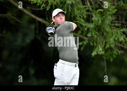 Newtown Square, Pennsylvanie, USA : Vendredi 7 Septembre 2018 : Rory McIlroy suit son coup de départ sur le 4e trou au cours de la deuxième série de la BMW au Championnat de Golf Aronimink à Newtown Square, Pennsylvanie. Gregory Vasil/CSM Crédit : Cal Sport Media/Alamy Live News Banque D'Images