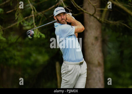 Newtown Square, Pennsylvanie, USA : Vendredi 7 Septembre 2018 : Dustin Johnson regarde son coup de départ sur le 4e trou au cours de la deuxième série de la BMW au Championnat de Golf Aronimink à Newtown Square, Pennsylvanie. Gregory Vasil/CSM Crédit : Cal Sport Media/Alamy Live News Banque D'Images