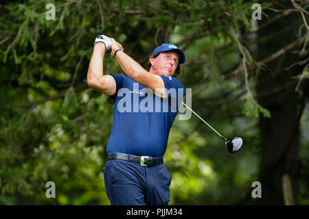 Newtown Square, Pennsylvanie, USA : Vendredi 7 Septembre 2018 : Phil Mickelson hits son coup de départ sur le 4e trou au cours de la deuxième série de la BMW au Championnat de Golf Aronimink à Newtown Square, Pennsylvanie. Gregory Vasil/CSM Crédit : Cal Sport Media/Alamy Live News Banque D'Images