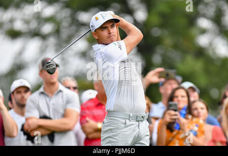 Newtown Square, Pennsylvanie, USA : Vendredi 7 Septembre 2018 : Rickie Fowler regarde son coup de départ au 12e trou au cours de la deuxième série de la BMW au Championnat de Golf Aronimink à Newtown Square, Pennsylvanie. Gregory Vasil/CSM Crédit : Cal Sport Media/Alamy Live News Banque D'Images