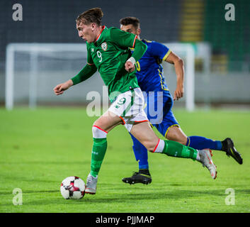 Mitrovica, au Kosovo. 7 septembre 2018. Ronan Curtis de République d'Irlande vient de l'avant sur la balle Crédit : Nikola Krstic/Alamy Live News Banque D'Images