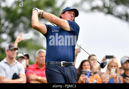 Newtown Square, Pennsylvanie, USA : Vendredi 7 Septembre 2018 : Phil Mickelson hits son coup de départ au 12e trou au cours de la deuxième série de la BMW au Championnat de Golf Aronimink à Newtown Square, Pennsylvanie. Gregory Vasil/CSM Crédit : Cal Sport Media/Alamy Live News Banque D'Images