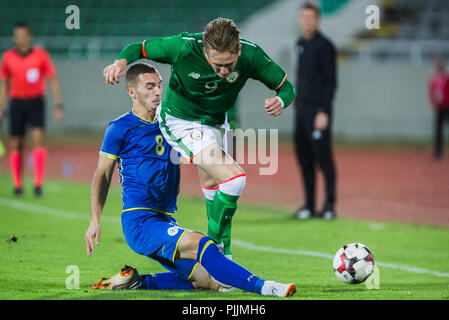 De Mitrovica, au Kosovo. 7 septembre 2018. En vertu de l'UEFA 21 championnat d'Apply, Kosovo U21 contre République d'Irlande U21 ; Florent Hasani de glisser du Kosovo s'attaque à Ronan Curtis de République d'Irlande : Action Crédit Plus Sport Images/Alamy Live News Banque D'Images